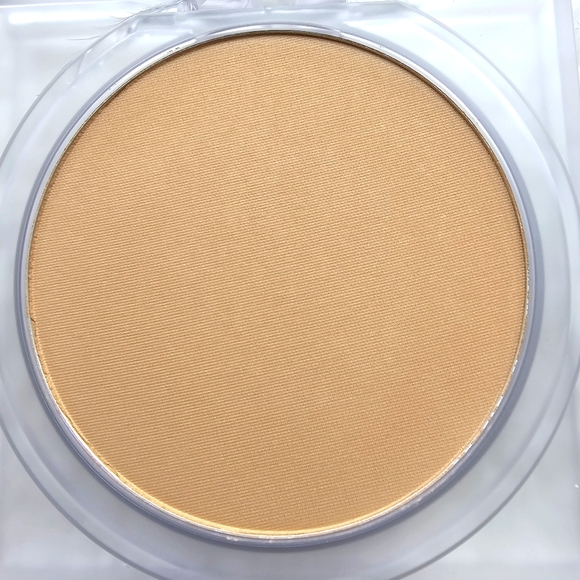 🎉BRAND NEW, NEVER USED!🎉 Huda Beauty Glowish Luminous Pressed Powder! - Picture 7 of 7